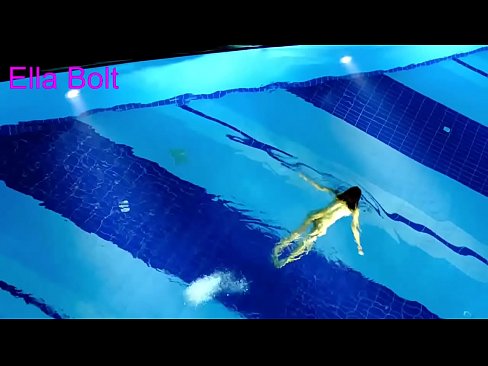 ❤️ 나는 보는 것을 멈출 수 없다, 젊은 금발이 ELLA BOLT 리조트 수영장에서 누드로 수영하다 적발 ️ 포르노 ko.dickies-shop.ru에서 ❌️